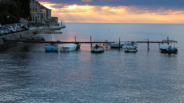 Apus de soare dramatic peste portul mediteranean — Fotografie, imagine de stoc