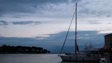 Yelkenli tekne Harbor alacakaranlıkta