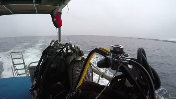 Nurkowania łódź ze sprzętu do nurkowania w kierunku miejsca nurkowe — Wideo stockowe