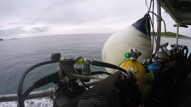 Cilindros de buceo en un barco de buceo — Vídeos de Stock