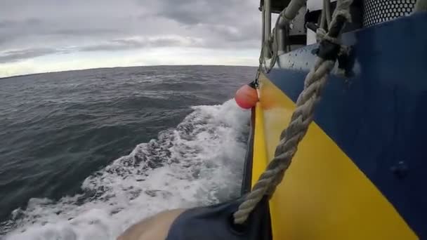 Barco de buceo con buceadores y equipos que se dirigen a la ubicación de buceo — Vídeo de stock