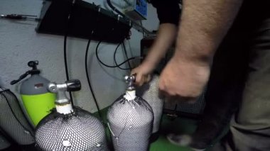 scuba tank bir benzincide dolu