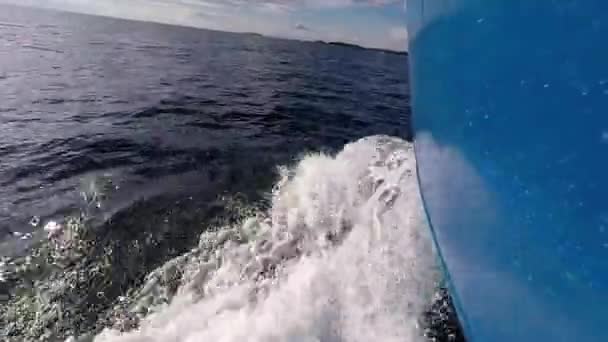 Boat Cutting Through The Waves — Stock Video