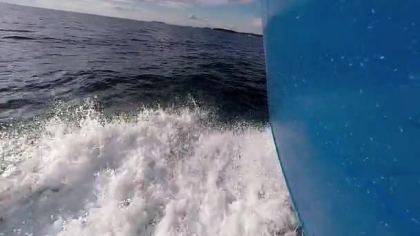 Barco de energia cortando através das ondas - Movimento lento — Vídeo de Stock