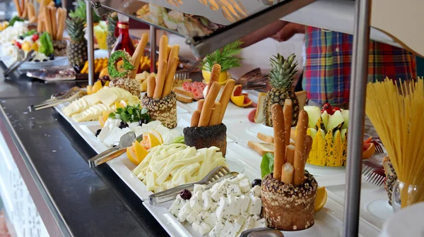 Buffet de pequeno-almoço em restaurante de luxo — Fotografia de Stock