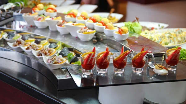 Buffet de comida em restaurante de luxo — Fotografia de Stock