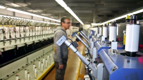Gerente de produção têxtil trabalhando dentro da fábrica — Vídeo de Stock