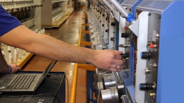 Dizüstü bilgisayar ile bilgisayarlı makine durumunu denetleme