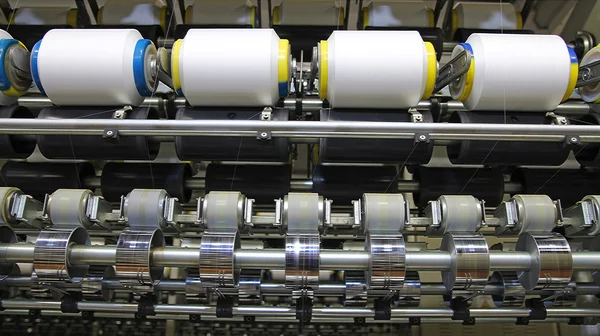 Производство хлопковой пряжи на текстильной фабрике — стоковое фото