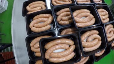 Sosis plastik ambalaj tepsisinde