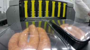 Bir tepsi içinde taze sosis paketleme makinesi - vakum