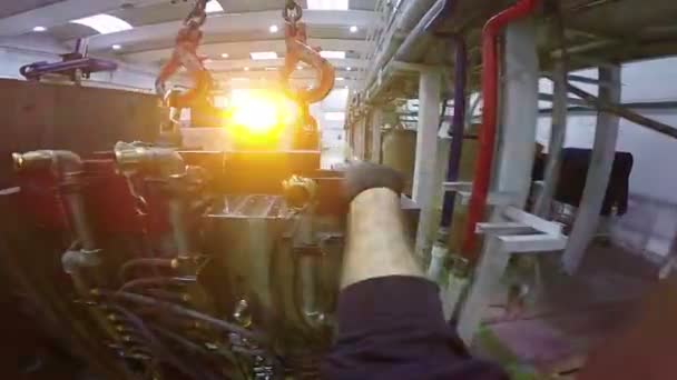 Trabalhador Operando um guindaste aéreo — Vídeo de Stock