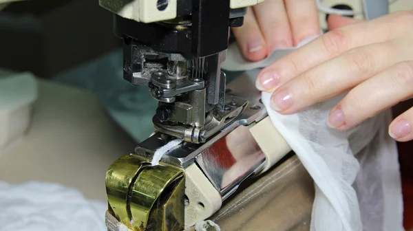 Mujer cosiendo en una máquina de coser — Foto de Stock