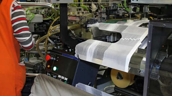 Vrouw die werkt in een fabriek van kousen en sokken — Stockfoto