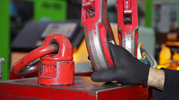 Fabriksarbetare fästa kranen krokar till tung belastning — Stockfoto