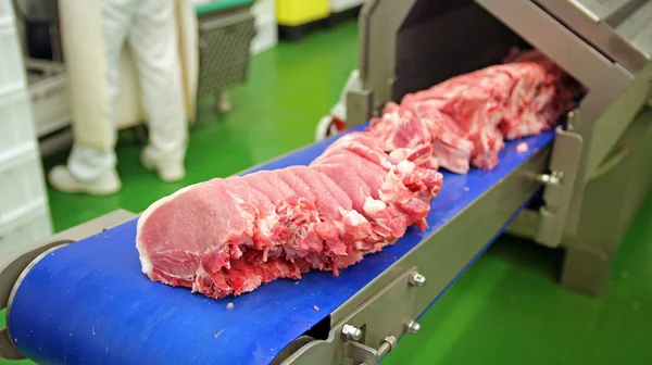Costolette di maiale crude fresche nella fabbrica di carne — Foto Stock