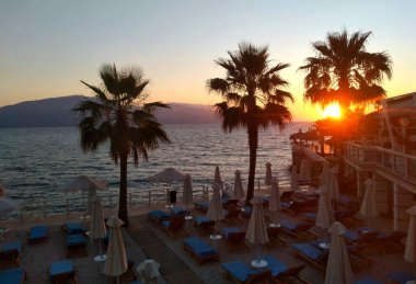 Arnavutluk 'un Himara kentindeki plajda gün batımı 12 Haziran 2021