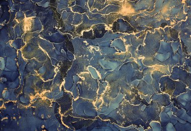 Alkol mürekkebi tekniğinde doğal lüks, soyut, akışkan sanat resimleri. Şefkatli ve rüya gibi duvar kağıtları. Renklerin karışımı şeffaf dalgalar ve altın girdaplar yaratır. Posterler ve diğer basılı materyaller için