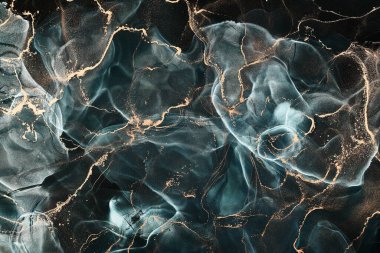 Alkol mürekkebi tekniğinde doğal lüks, soyut, akışkan sanat resimleri. Şefkatli ve rüya gibi duvar kağıtları. Renklerin karışımı şeffaf dalgalar ve altın girdaplar yaratır. Posterler ve diğer basılı materyaller için