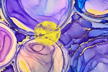 Şeffaf renk akımları, yılan gibi kıvrılan metalik girdaplar ve köpüklü renk spreyleri bu serbest akan dokuların manzarasını şekillendirir. Alkol mürekkebi tekniğindeki doğal lüks, akışkan sanat resimleri.