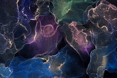 Şeffaf renk akımları, yılan gibi kıvrılan metalik girdaplar ve köpüklü renk spreyleri bu serbest akan dokuların manzarasını şekillendirir. Alkol mürekkebi tekniğindeki doğal lüks, akışkan sanat resimleri.