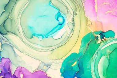 Şeffaf renk akımları, yılan gibi kıvrılan metalik girdaplar ve köpüklü renk spreyleri bu serbest akan dokuların manzarasını şekillendirir. Alkol mürekkebi tekniğindeki doğal lüks, akışkan sanat resimleri.