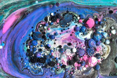 Şeffaf renk akımları, yılan gibi kıvrılan metalik girdaplar ve köpüklü renk spreyleri bu serbest akan dokuların manzarasını şekillendirir. Alkol mürekkebi tekniğindeki doğal lüks, akışkan sanat resimleri.