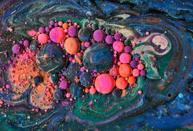 Şeffaf renk akımları, yılan gibi kıvrılan metalik girdaplar ve köpüklü renk spreyleri bu serbest akan dokuların manzarasını şekillendirir. Alkol mürekkebi tekniğindeki doğal lüks, akışkan sanat resimleri.