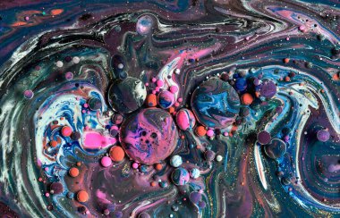 Şeffaf renk akımları, yılan gibi kıvrılan metalik girdaplar ve köpüklü renk spreyleri bu serbest akan dokuların manzarasını şekillendirir. Alkol mürekkebi tekniğindeki doğal lüks, akışkan sanat resimleri.