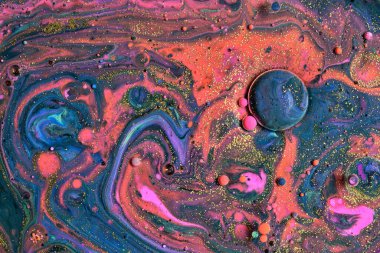 Şeffaf renk akımları, yılan gibi kıvrılan metalik girdaplar ve köpüklü renk spreyleri bu serbest akan dokuların manzarasını şekillendirir. Alkol mürekkebi tekniğindeki doğal lüks, akışkan sanat resimleri.