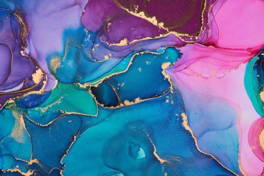 Şeffaf renk akımları, yılan gibi kıvrılan metalik girdaplar ve köpüklü renk spreyleri bu serbest akan dokuların manzarasını şekillendirir. Alkol mürekkebi tekniğindeki doğal lüks, akışkan sanat resimleri.