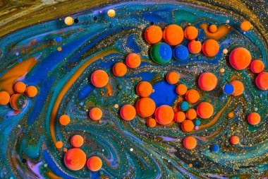 Doğal lüks, soyut sıvı sanat eserleri renkli akrilik baloncuklar çiziyor..