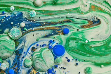 Doğal lüks, soyut sıvı sanat eserleri renkli akrilik baloncuklar çiziyor..