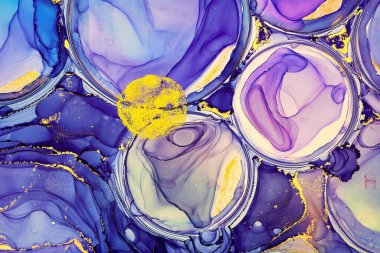 Şeffaf renk akımları, yılan gibi kıvrılan metalik girdaplar ve köpüklü renk spreyleri bu serbest akan dokuların manzarasını şekillendirir. Alkol mürekkebi tekniğindeki doğal lüks, akışkan sanat resimleri.