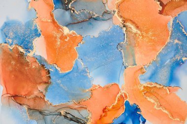 Şeffaf renk akımları, yılan gibi kıvrılan metalik girdaplar ve köpüklü renk spreyleri bu serbest akan dokuların manzarasını şekillendirir. Alkol mürekkebi tekniğindeki doğal lüks, akışkan sanat resimleri.