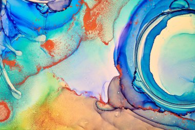 Şeffaf renk akımları, yılan gibi kıvrılan metalik girdaplar ve köpüklü renk spreyleri bu serbest akan dokuların manzarasını şekillendirir. Alkol mürekkebi tekniğindeki doğal lüks, akışkan sanat resimleri.