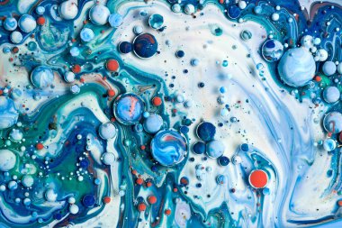 Şeffaf renk akımları, yılan gibi kıvrılan metalik girdaplar ve köpüklü renk spreyleri bu serbest akan dokuların manzarasını şekillendirir. Alkol mürekkebi tekniğindeki doğal lüks, akışkan sanat resimleri.