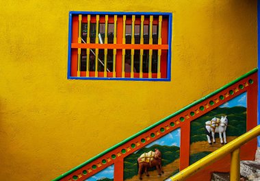 GÖREVLİ VE KOLOMBİYA KOLOMBİYA, TURİST YÖNETMENLİĞİ. BATLARI ARTİSTİK FABRİKALARLARI YAŞILARI