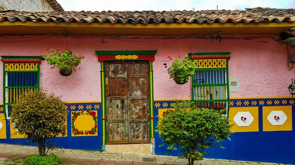 Beautiful Colorful Colombian Town Tourist Destination Its Streets Full Artistic — стоковое фото