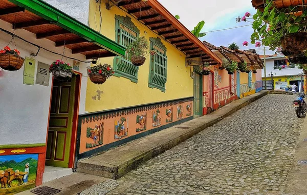 Hermosa Colorosa Ciudad Colombiana Destino Turístico Sus Calles Están Llenas —  Fotos de Stock