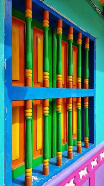 GÖREVLİ VE KOLOMBİYA KOLOMBİYA, TURİST YÖNETMENLİĞİ. BATLARI ARTİSTİK FABRİKALARLARI YAŞILARI