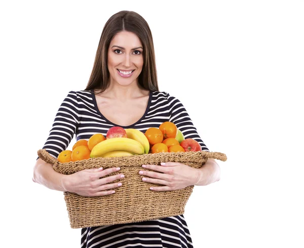 Kvinna anläggning frukter — Stockfoto