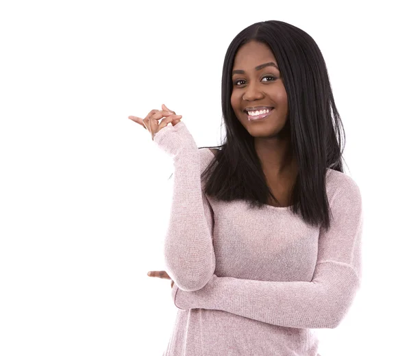 Casual svart kvinna som pekar — Stockfoto
