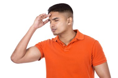 Yakışıklı sıradan adam işaret ediyor.