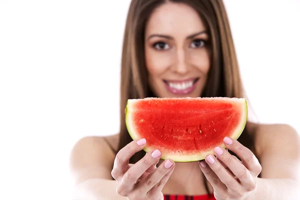 Brunett innehar en vattenmelon — Stockfoto