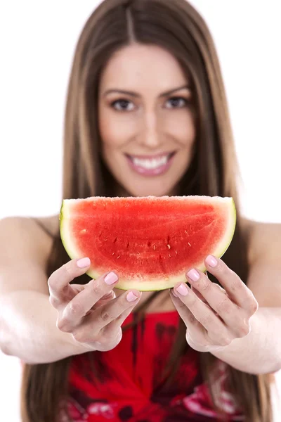 Morena sosteniendo una sandía — Foto de Stock