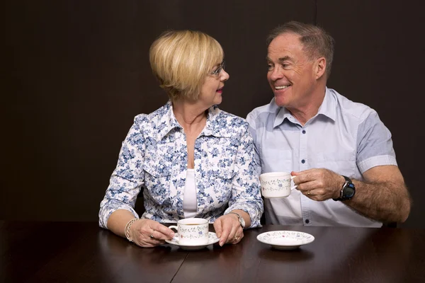 Casal tomando um café — Fotografia de Stock