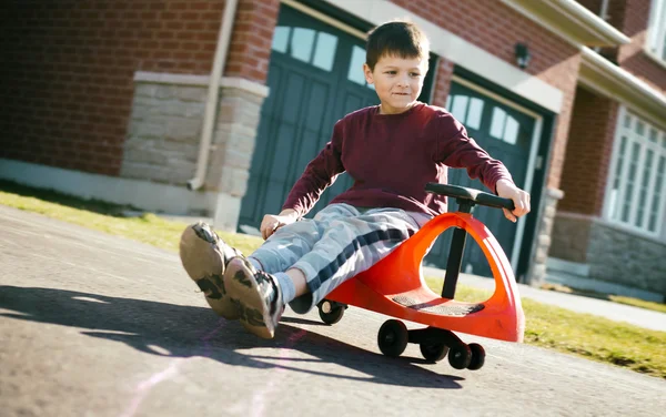 Garçon équitation scooter — Photo