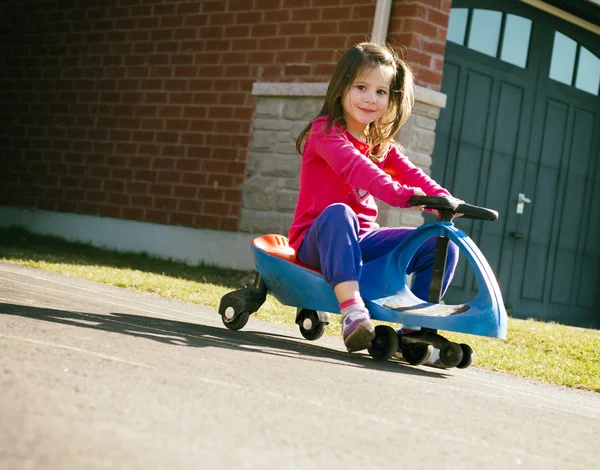 Fille équitation scooter — Photo