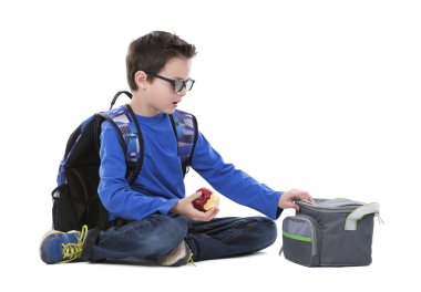 sırt çantası takmış çocuk